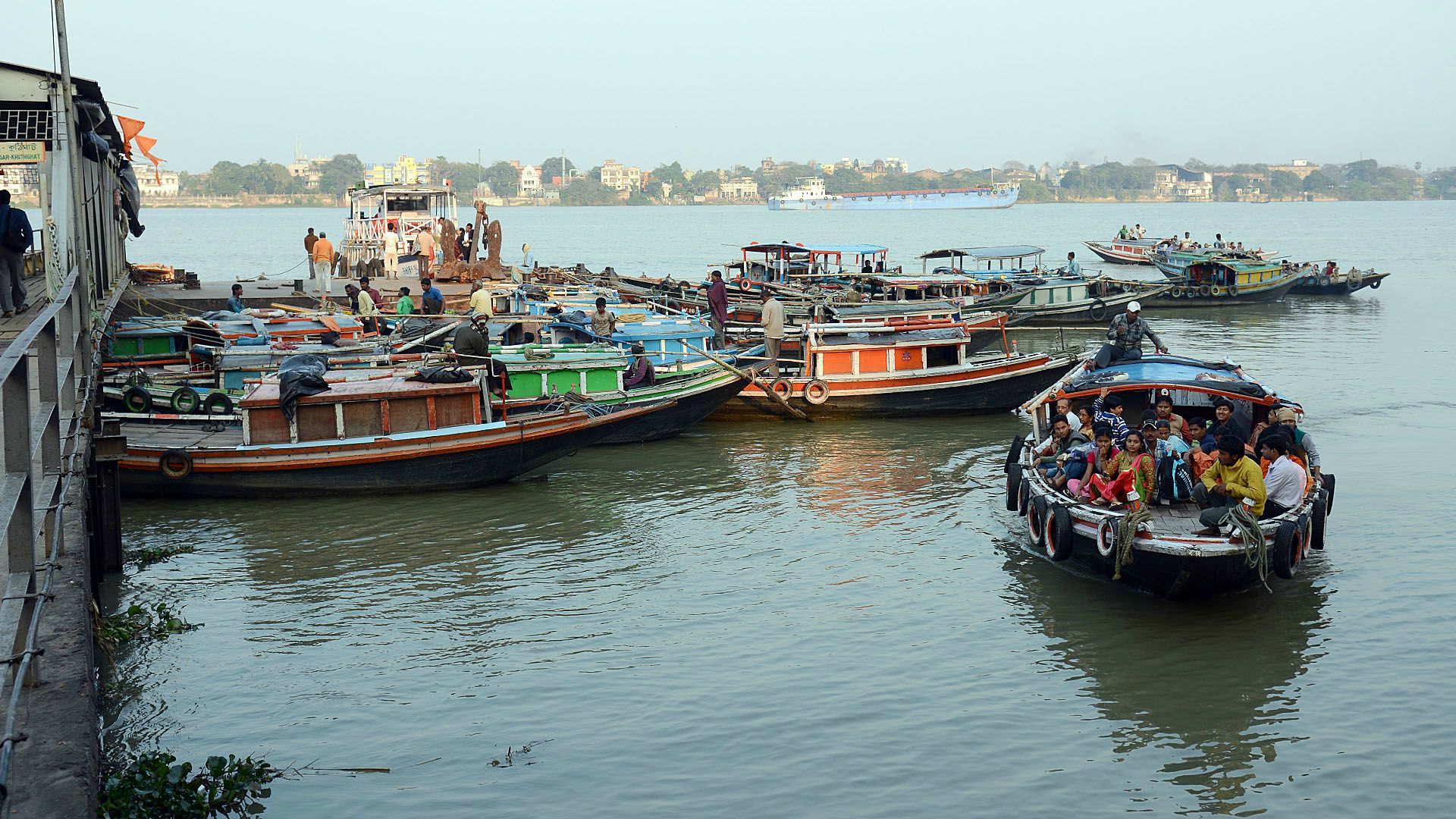 Kalkuta - brzeg rzeki Hugli, jednej z odnóg Gangesu